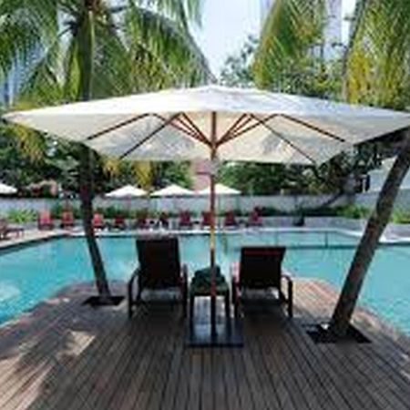 فندق ميكاسا أول سويتس كوالالمبور المظهر الخارجي الصورة The pool at the Shangri-La Hotel, Kuala Lumpur